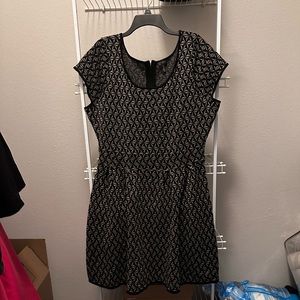 Jessica Simpson Short Sleeve Mini Dress (Black & Gold) (1X)